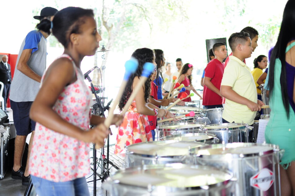 Família MAM: Apresentação musical com Banda Alana