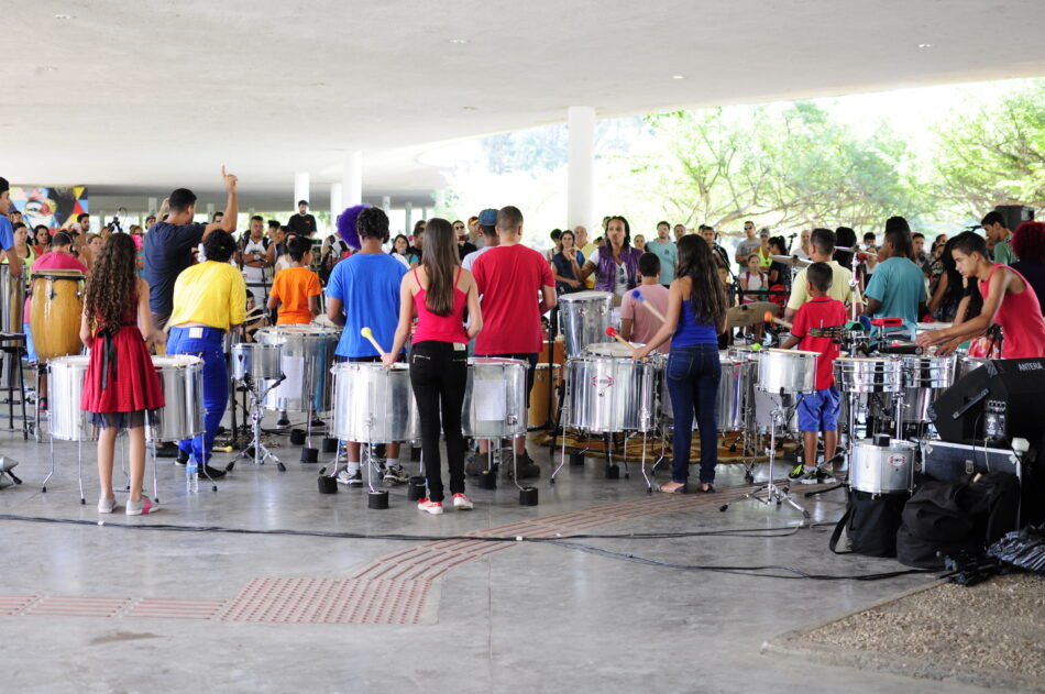 Família MAM: Apresentação musical com Banda Alana