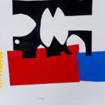 Colagem sobre papel branco com papéis coloridos em preto, amarelo, vermelho e azul, com formas geométricas abstratas.