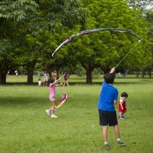 Objetos voadores: oficina de barangandão arco íris e pipa com mam educativo
