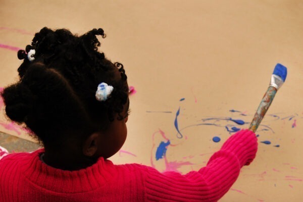 Pintura e movimento: percurso criativo da abstração com educativo mam