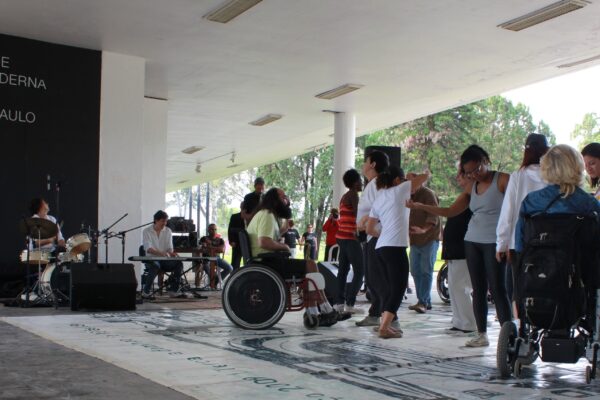 Introdução à metodologia de criação da Cia Dança sem Fronteiras e ao método de DanceAbility