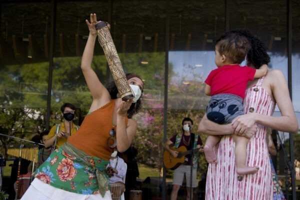 Bebês no Museu: a mediação da arte na primeiríssima infância através de percursos poético-musicais com Mirela Estelles e Sandra Bitar