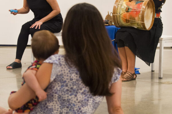 Bebês no museu: a mediação da arte na primeiríssima infância através de percursos poético-musicais com Mirela Estelles e Sandra Bitar