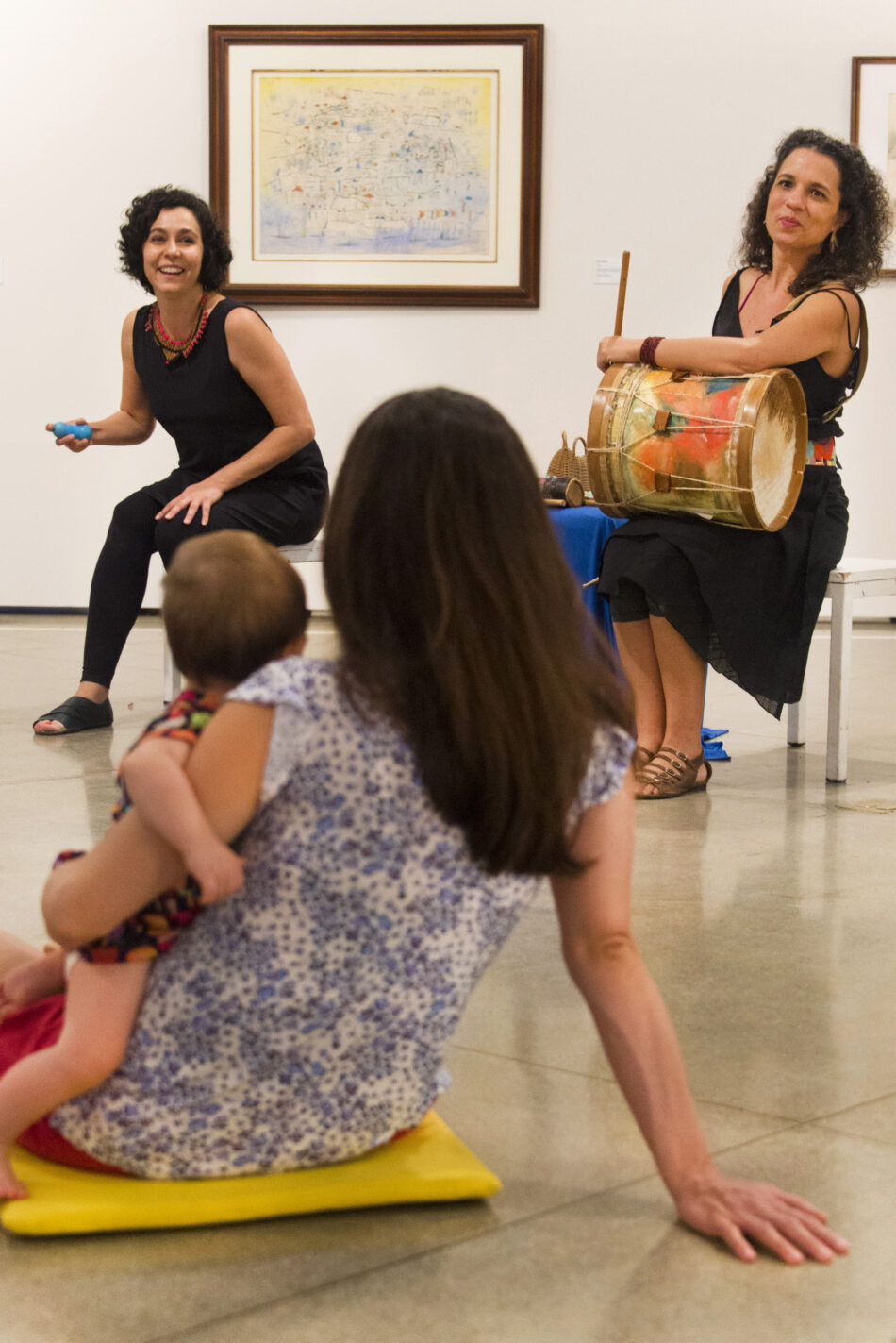 Bebês no museu: a mediação da arte na primeiríssima infância através de percursos poético-musicais com Mirela Estelles e Sandra Bitar