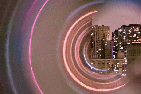 Fabulando paisagens: oficina de experimentação fotográfica com celular e filtros manuais com Milena de Oliveira
