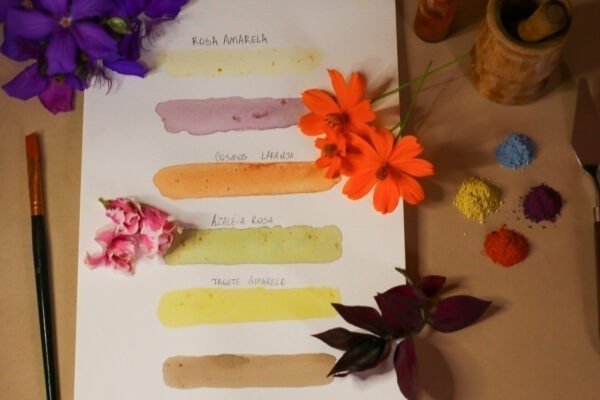 Gotas de flor: experimentações com tintas naturais, com Leonardo Sassaki