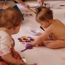 Experimentação com tintas naturais para bebês com mam educativo