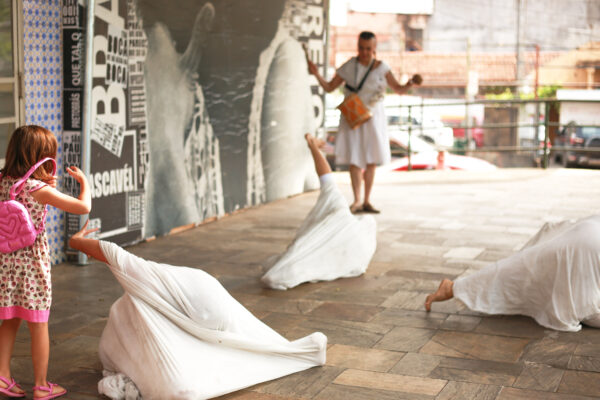 “Figuras Tecidas”: espetáculo de dança interativo e itinerante para a primeira infância no Jardim de Esculturas do mam