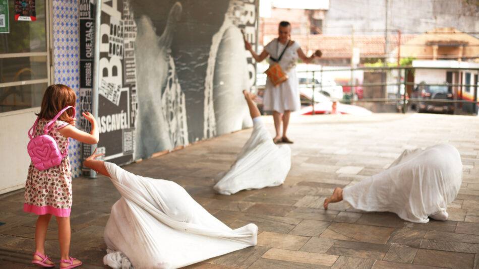 “Figuras Tecidas”: espetáculo de dança interativo e itinerante para a primeira infância no Jardim de Esculturas do mam