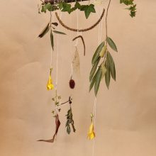 Folhario: oficina de construção de móbiles com elementos da natureza com Amanda Paralela