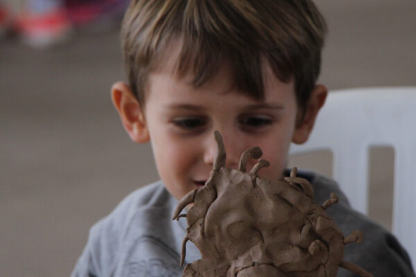 Monstros no Jardim de Esculturas com mam educativo