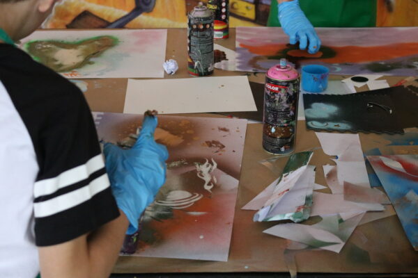 Criação de ficções: Oficina de experimentação com tinta spray, com Daniel Cruz