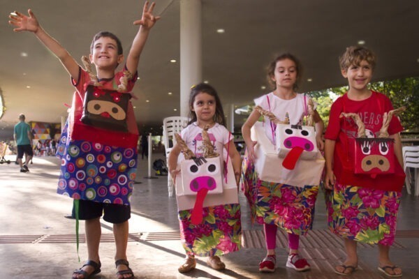 Brinquedo para dançar e encantar: Oficina de boizinho com Caroline Machado