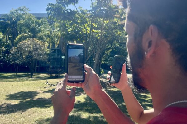 Visita à exposição de realidade aumentada “Realidades e Simulacros” no Parque Ibirapuera e Jardim de Esculturas, com MAM Educativo