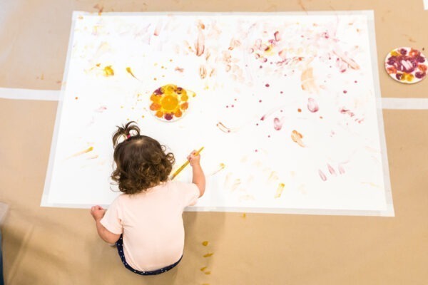 Experimentação com tintas naturais para bebês