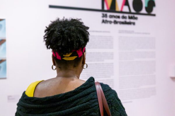 Para ler junto na exposição “Mãos: 35 anos da Mão Afro-Brasileira”