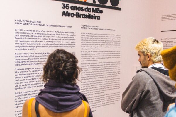 Para ler junto na exposição “Mãos: 35 anos da mão Afro-Brasileira”