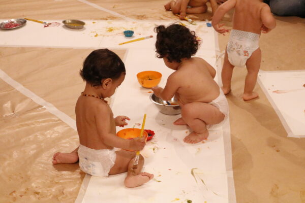 Experimentação com tintas naturais para bebês com MAM Educativo