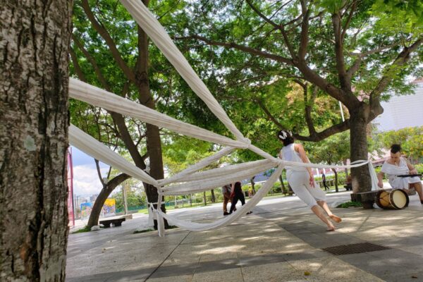 “Figuras Tecidas”: espetáculo de dança na exposição Jardim do MAM no Sesc