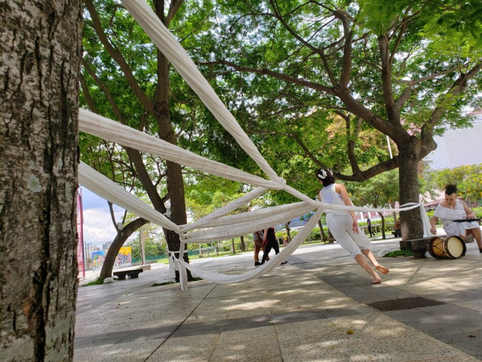 “Figuras Tecidas”: espetáculo de dança na exposição Jardim do MAM no Sesc