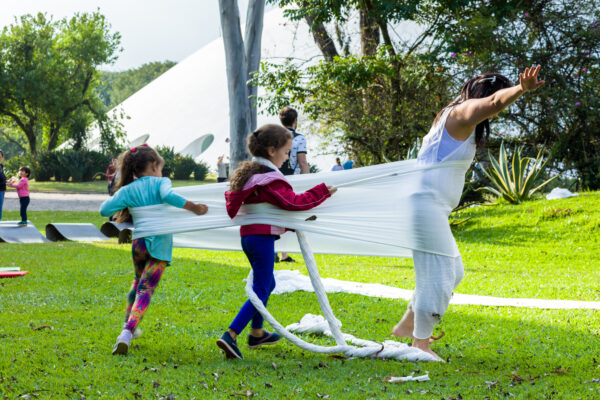 “Figuras Tecidas”: espetáculo de dança na exposição Jardim do MAM no Sesc