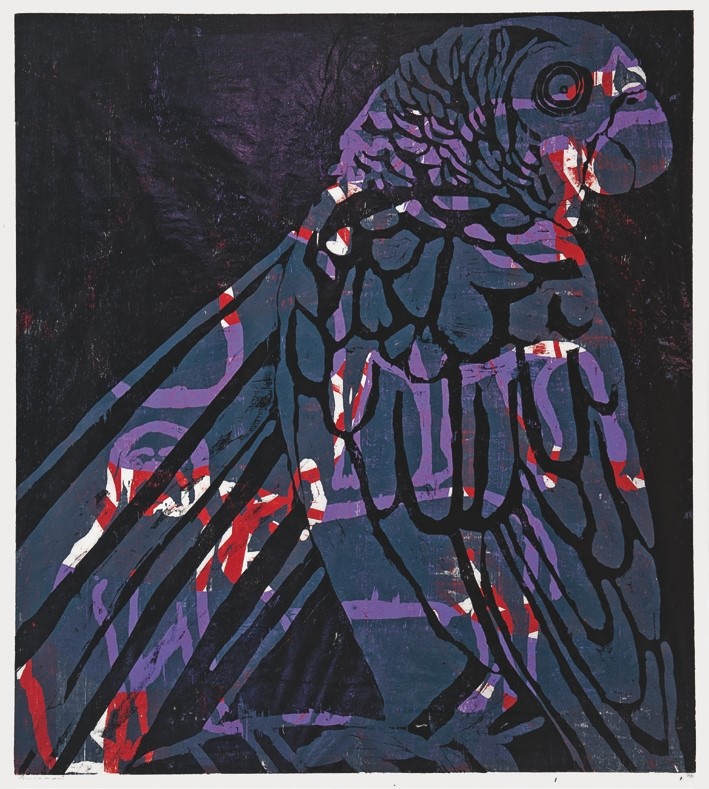 Descrição da imagem: xilogravura colorida e vertical que retrata um pássaro. A gravura possui fundo azul escuro e roxo. A ave, que se assemelha com um papagaio, possui tons de azul, roxo, lilás, vermelho e branco. Está posicionada de perfil para a direita, como se estivesse pousada, com uma asa para baixo. Fim da descrição da imagem.
