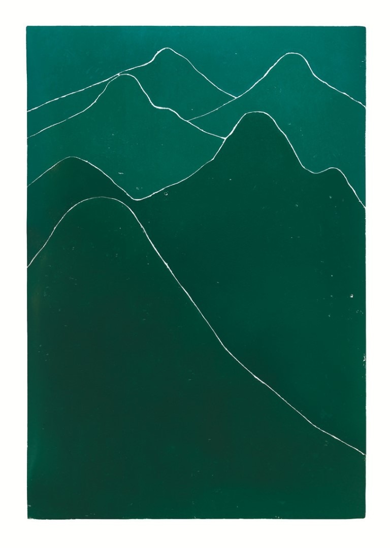 Descrição da imagem: xilogravura de uma paisagem montanhosa com tons de verde. Nesta paisagem, as montanhas são percebidas através de suas silhuetas sobrepostas e são verde escuro, com um contorno verde claro. São ao todo cinco montanhas sobrepostas, como se estivesse uma atrás da outra. Fim da descrição da imagem.