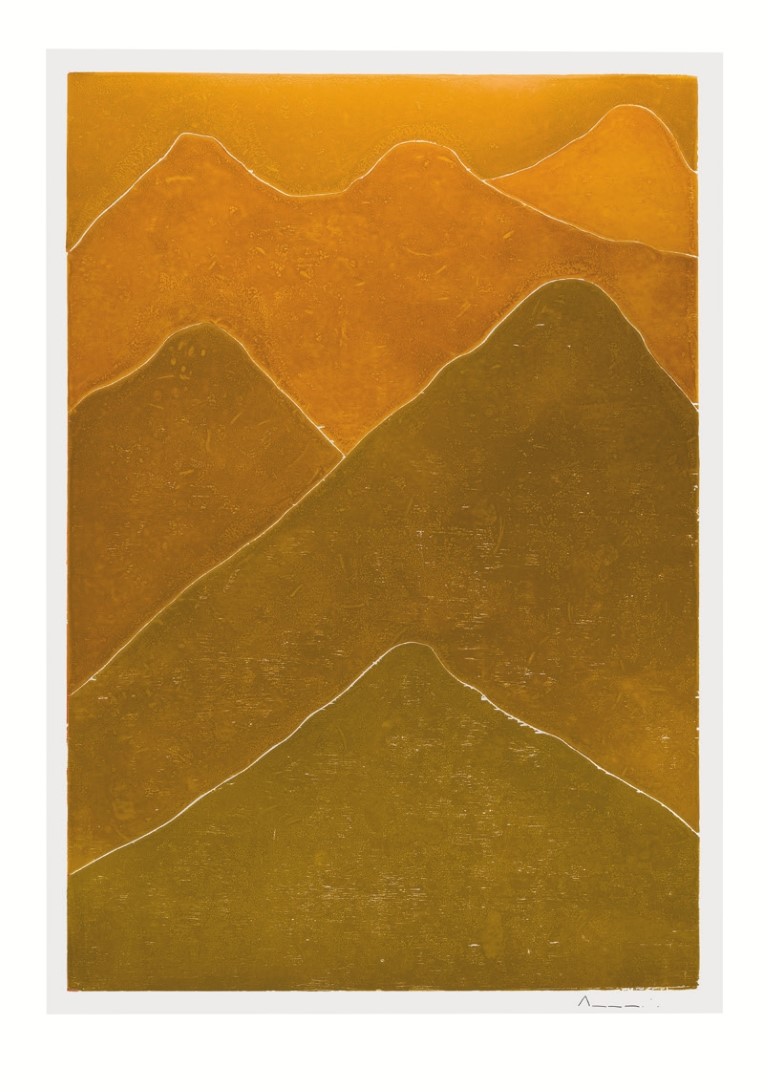 Descrição da imagem: xilogravura de uma paisagem montanhosa com tons que vão do amarelo ao laranja escuro. Nesta paisagem, as montanhas são percebidas através de suas silhuetas sobrepostas e vão do amarelo claro, na parte superior da imagem dando impressão de estarem mais ao fundo, ao laranja escuro, na parte inferior da imagem, mais perto do espectador. São ao todo cinco montanhas sobrepostas, como se estivesse uma atrás da outra. Fim da descrição da imagem.