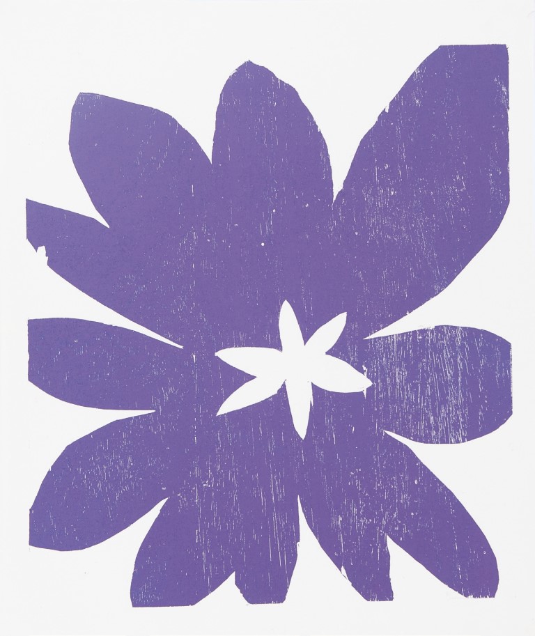 Descrição da imagem: sobre fundo branco, xilogravura centralizada de uma flor roxa com miolo branco, também em formato de flor. A flor roxa possui onze pétalas de bordas arredondadas e a flor branca possui seis pétalas mais pontiagudas. Há marcas da textura de madeira pela xilogravura. Fim da descrição da imagem.
