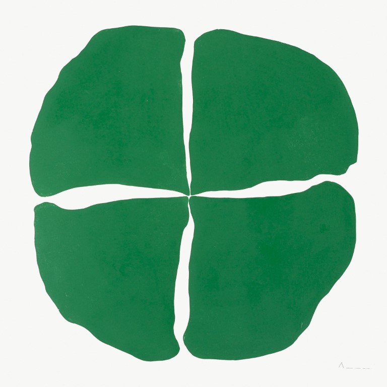 Descrição da imagem: sobre fundo branco, xilogravura centralizada de uma folha de trevo de quatro folhas verde. As folhas são unidas no centro, formando uma cruz. Fim da descrição da imagem.