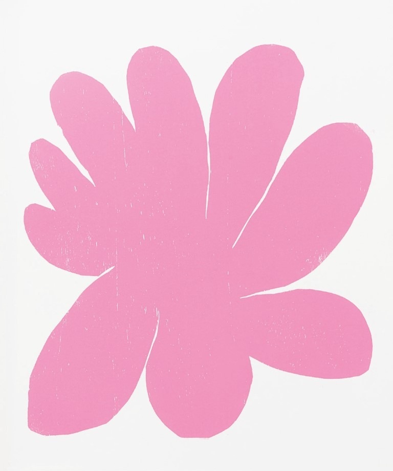 Descrição da imagem: sobre fundo branco, xilogravura centralizada de uma mancha rosa que se assemelha a uma flor com nove pétalas. Fim da descrição da imagem.