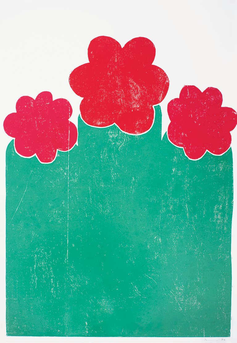 Descrição da imagem: sobre fundo branco, xilogravura centralizada colorida e vertical composta por uma área verde irregular na parte inferior, sobreposta por três flores vermelhas. As flores são dispostas lado a lado, sendo que as das extremidades, com sete pétalas cada, são menores que a central, que possui seis pétalas. Fim da descrição da imagem.