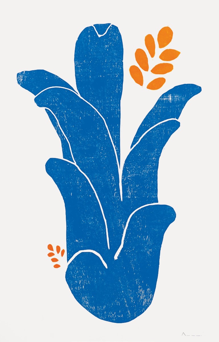 Descrição da imagem: sobre fundo branco, xilogravura centralizada de bromélia em azul. A bromélia possui seis folhas grandes e compridas que se abrem para cima, sobrepostas por mais duas folhas menores no centro, formando a base. Na parte superior direita há um conjunto de sete pequenas folhas amarelas, assim como outro conjunto menor na inferior esquerda da bromélia. Fim da descrição da imagem.