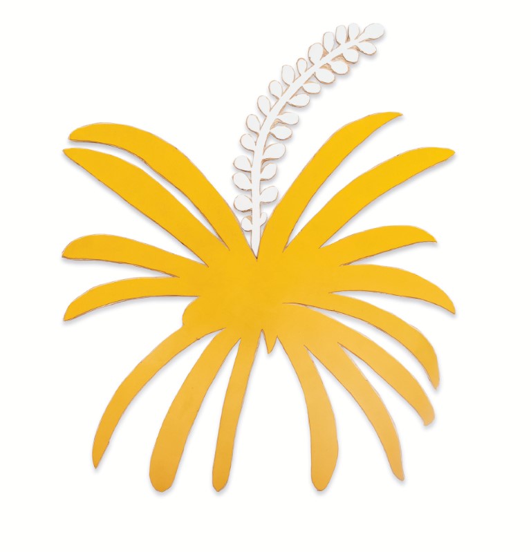 Descrição da imagem: sobre fundo branco, fotografia centralizada de matriz xilográfica, pintada de amarelo e branco. Ela tem a forma de uma flor, com quinze pétalas, em amarelo, com um caule fino saindo de seu centro, em branco, ladeado por folhas pequenas e arredondadas que vão até alto da imagem. Fim da descrição da imagem.
