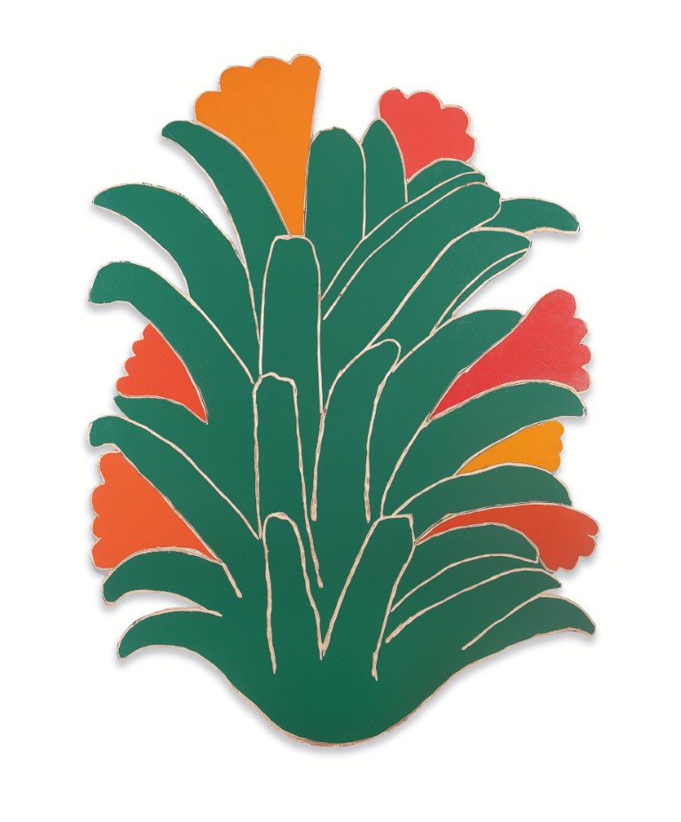 Descrição da imagem: sobre fundo branco, fotografia centralizada de matriz xilográfica pintada de verde, laranja e vermelho. A parte verde tem a forma da base de uma bromélia, com mais de duas dúzias de folhas grandes. Por trás delas, saem sete flores nas cores laranja e vermelho. Fim da descrição da imagem.