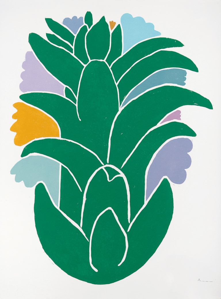 Descrição da imagem: sobre fundo branco, xilogravura centralizada de bromélia verde, com linhas brancas marcadas e sobrepondo manchas coloridas que se assemelham a flores. A bromélia possui uma dúzia de folhas grandes e compridas que se abrem para cima, sobrepostas por outras folhas menores no centro, a partir da base. Ao redor de quase toda a bromélia estão as nove flores coloridas, sendo nas cores roxo azul, lilás, verde e amarelo. Fim da descrição da imagem.