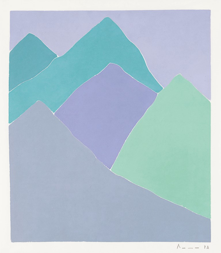 Descrição da imagem: xilogravura vertical de uma paisagem montanhosa com céu lilás ao fundo. Na paisagem, as montanhas são coloridas e destacadas umas das outras por suas silhuetas de contorno branco. De baixo para cima, as montanhas são: azul acizentado, verde-água, lilás, verde acizentado e verde escuro. Fim da descrição da imagem.