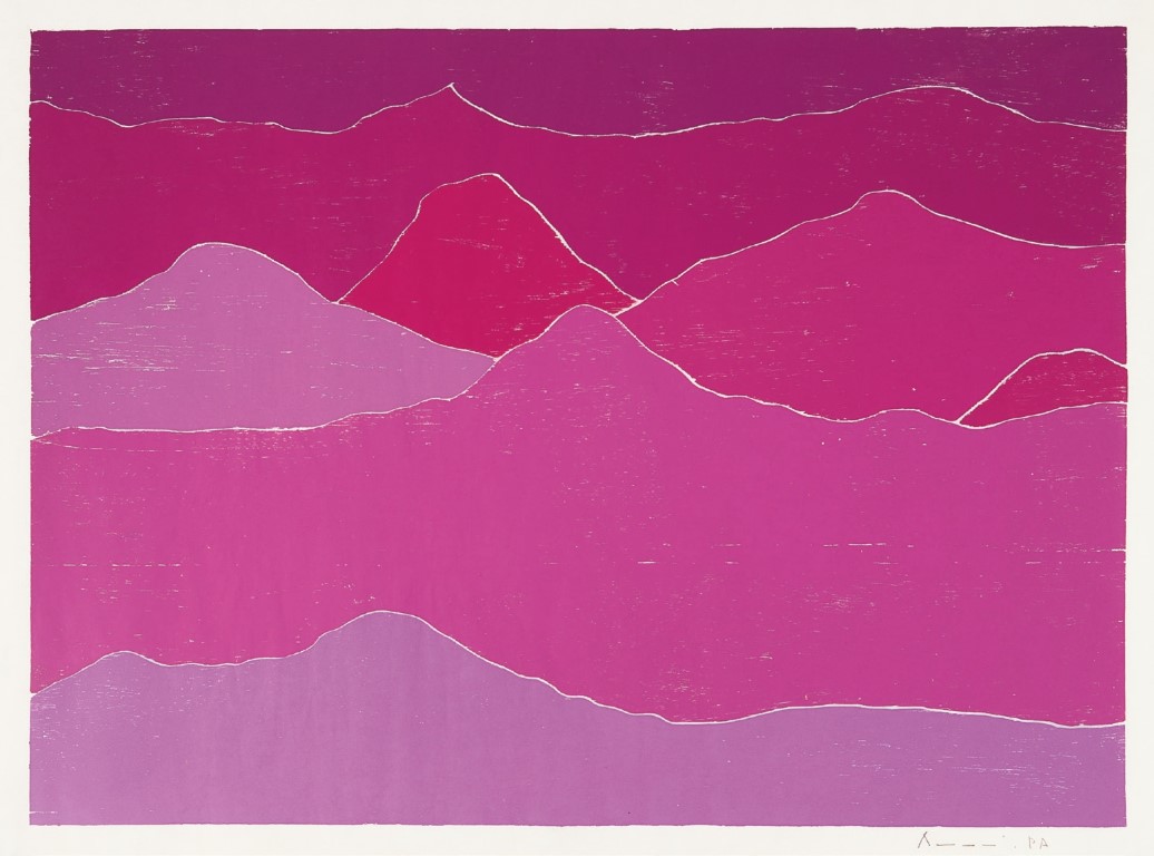 Descrição da imagem: xilogravura horizontal de uma paisagem montanhosa com céu rosa escuro. Na paisagem, as montanhas são coloridas e destacadas umas das outras por suas silhuetas de contorno branco. De baixo para cima, as montanhas são: rosa claro, lilás escuro e magenta, com tons mais claros na parte inferior da imagem e escurecendo gradualmente até a parte superior. As montanhas se sobrepõem ocupando toda extensão horizontal da imagem, como se fossem cordilheiras. Fim da descrição da imagem.