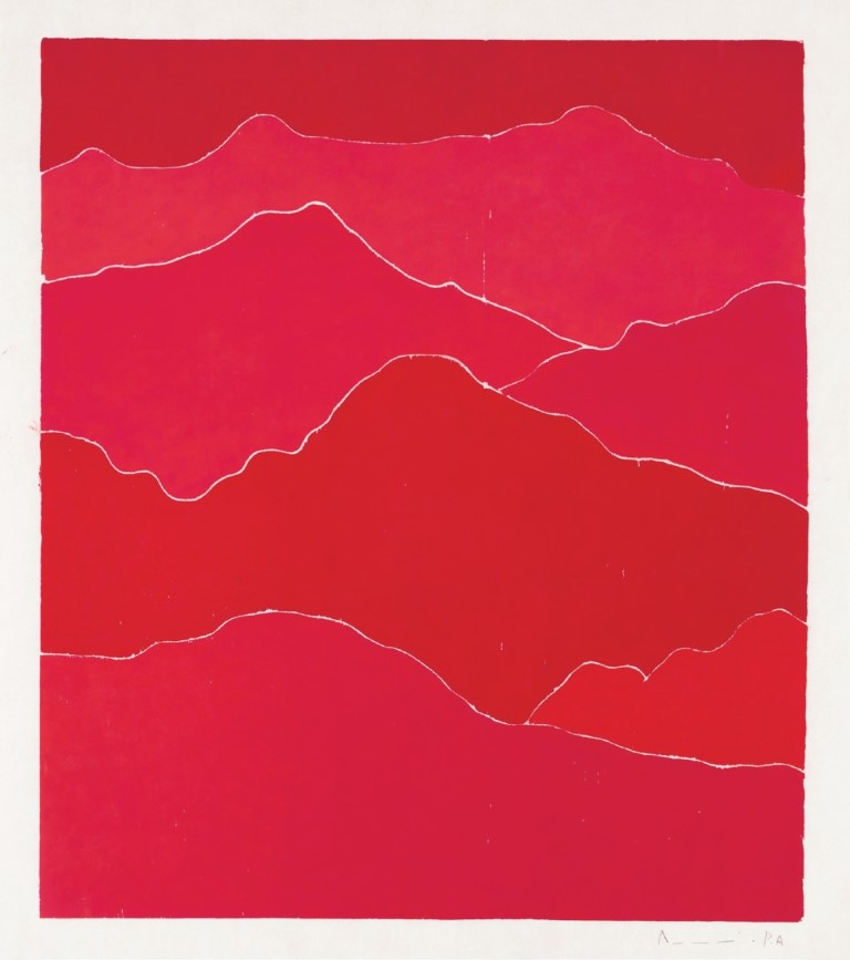 Descrição da imagem: xilogravura vertical de uma paisagem montanhosa com céu vermelho escuro. Na paisagem, as montanhas são coloridas e destacadas umas das outras por suas silhuetas de contorno branco. As montanhas são de diversos tons de vermelho, que variam pouco entre claro e escuro, e se sobrepõem ocupando toda extensão horizontal da imagem, como se fossem cordilheiras. Fim da descrição da imagem.