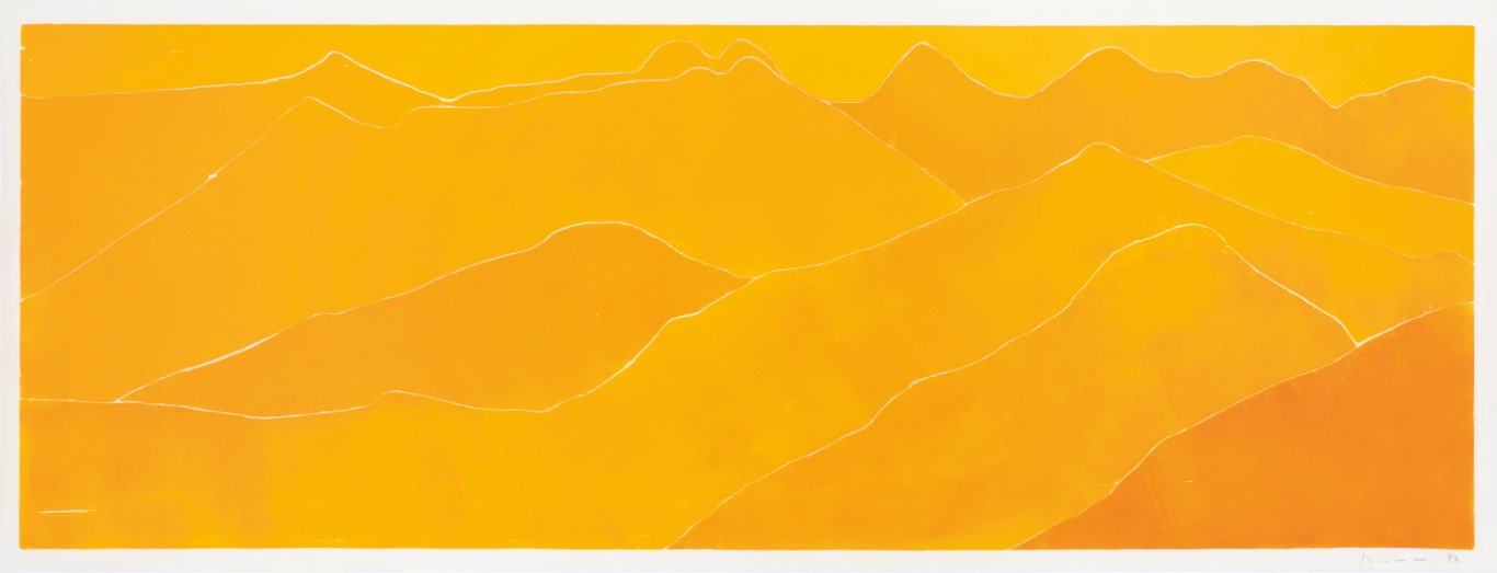 Descrição da imagem: xilogravura horizontal de uma paisagem montanhosa composta por tons de amarelo, com tons mais claros e escuros distribuidos por toda a imagem. Nesta paisagem, as montanhas são percebidas através de suas silhuetas sobrepostas, delimitadas por linhas brancas. Elas se sobrepõem, ocupando toda a extensão horizontal da imagem, como se fossem cordilheiras. Fim da descrição da imagem.