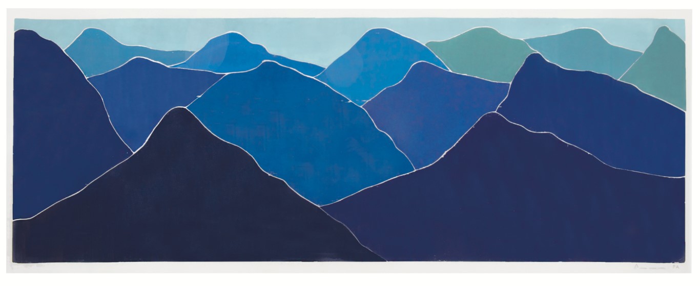 Descrição da imagem: xilogravura horizontal de paisagem montanhosa com tons de azul, com céu azul-claro. Nesta paisagem, as montanhas são percebidas através de suas silhuetas sobrepostas em diversos tons de azul que variam entre tons claros, na parte superior da imagem, e escuros, na parte inferior, em uma cadeia de montanhas. Fim da descrição da imagem.