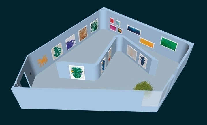 Descrição da imagem: Mesma vista aérea da imagem anterior, com uma ligeira rotação da perspectiva da sala expositiva, na qual a porta de entrada se encontra no lado esquerdo da imagem, e outras obras de Santídio Pereira são vistas penduradas na parede. Fim da descrição da imagem.