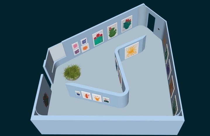 Descrição da imagem: Mesma vista aérea da imagem anterior, com uma ligeira rotação da perspectiva da sala expositiva, na qual a porta de entrada se encontra no lado superior da imagem, e outras obras de Santídio Pereira são vistas penduradas na parede. Fim da descrição da imagem.