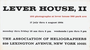 Descrição da imagem: Um cartão postal com fundo cinza claro, com letras em preto e vermelho com as frases posicionadas de cima para baixo: “Lever House II", "100 photographs at lever house 390 park ave", "17 july thru 4 august 1964", "monday thru friday 10 am thru 5 pm, weekends 1 pm thru 5 pm", "The association of heliographers 859 Lexington avenue new york 10021". Fim da descrição.