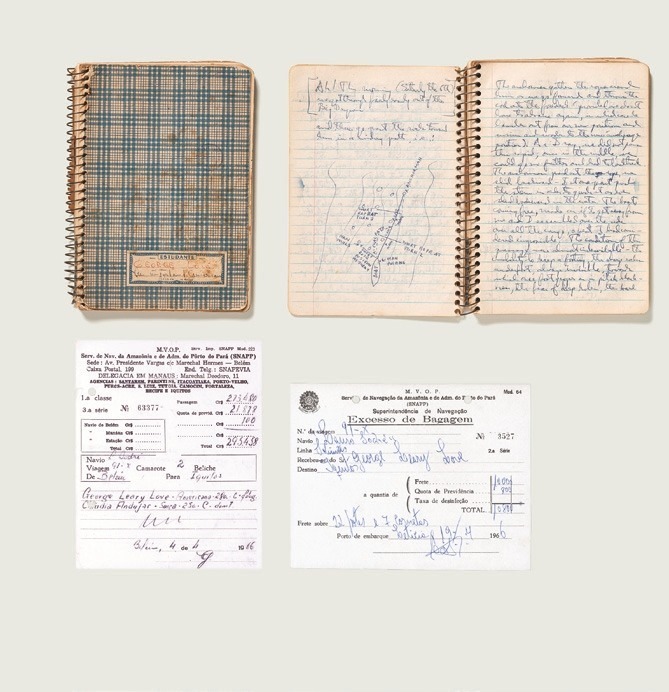 Descrição da imagem: Fotografia colorida de uma montagem de quatro itens. Na parte superior, à esquerda, há um caderno velho de espiral com capa xadrez azul e uma etiqueta na parte inferior. À direita, um caderno aberto, de folhas amareladas com anotações na cor azul e um mapa desenhado a mão. Abaixo, dois documentos brancos com carimbos, escritas datilografadas em preto e anotações na cor azul. São documentos da delegacia de Manaus e de Excesso de Bagagem . Fim da descrição da imagem.