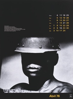 Descrição da Imagem: A imagem é um pôster vertical em preto e branco com um homem usando um capacete de proteção, e os olhos e nariz em sombra e iluminado a parte da boca. No lado direito do capacete há uma etiqueta com as letras "DN". No canto inferior direito, a data "Abril 76". Na parte superior da imagem há um calendário com a numeração dos dias de abril de 1976, em letras amarela. Fim da descrição da imagem.