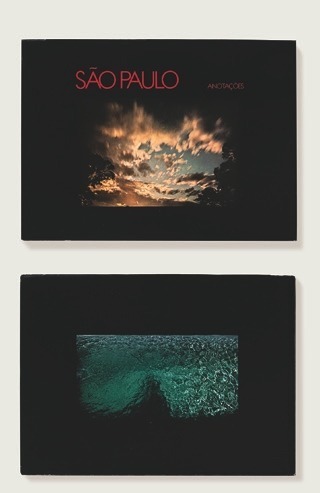 Descrição da imagem: Duas imagens são dispostos em uma superfície clara. A imagem superior é de uma capa preta de um livro com uma fotografia central de um céu com npuvens em um por do sol, e o título "SÃO PAULO" em vermelho, seguido pela palavra "ANOTAÇÕES" em menor tamanho. O imagem abaixo, do mesmo livro, é predominantemente preta com uma imagem central de uma água ondualda em tons de verde esmeralda. Fim da descrição da imagem.