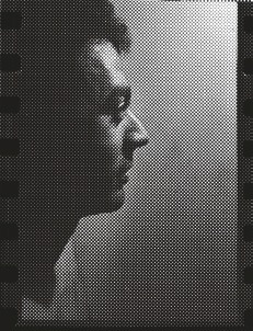 Descrição da imagem: Imagem em preto e branco e vertical. A imagem mostra George Love de perfil esquerdo, voltado para a direita, em um estilo de arte gráfica que utiliza pontos para formar a imagem. O homem, com cabelo curto e expressão neutra, está retratado em um fundo claro, sem detalhes visíveis. As bordas da imagem têm uma aparência de película fotográfica, com perfurações regulares. A iluminação destaca o contorno do rosto, criando um contraste entre as áreas claras e escuras. Fim da descrição da imagem.