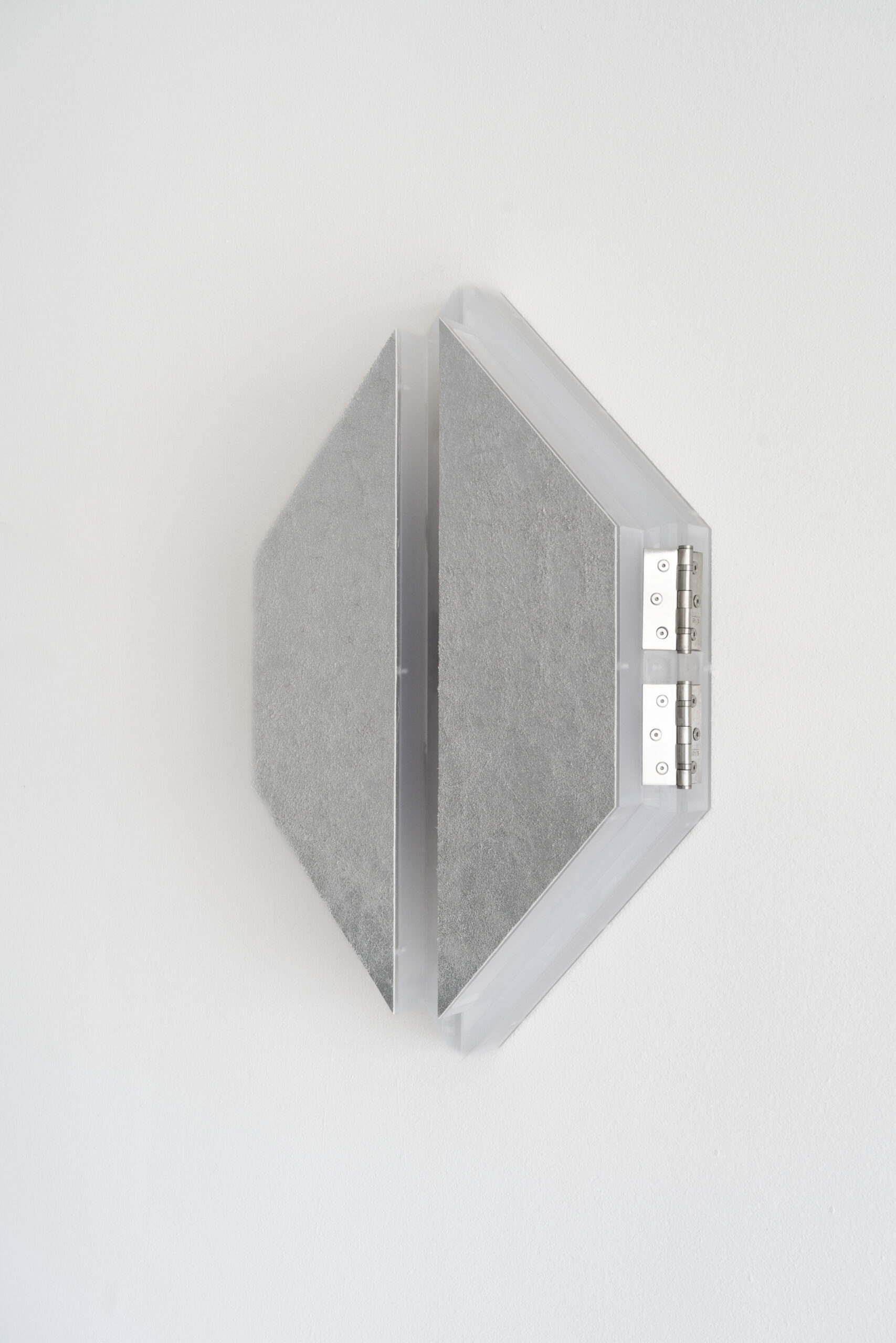 Descrição da imagem: Fotografia do mesmo objeto, agora com as portas fechadas. Elas tem tons de cinza metálico. O fundo é branco. Fim da descrição da imagem.